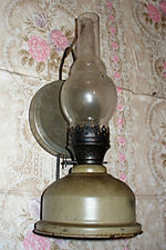 Описание: https://upload.wikimedia.org/wikipedia/commons/thumb/1/19/Kerosene-lamp-01.JPG/150px-Kerosene-lamp-01.JPG